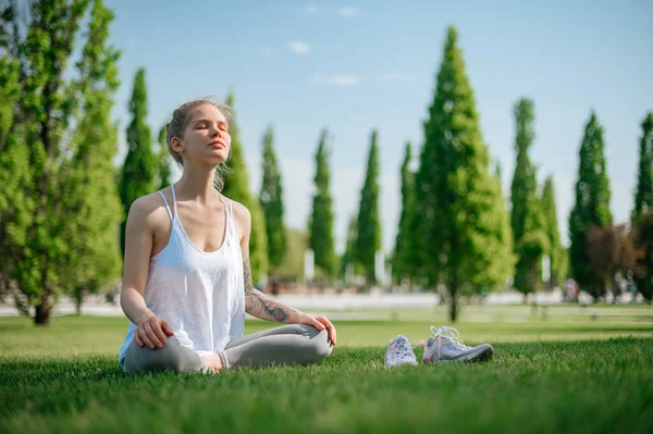 Yoga prática e meditação ao ar livre. Menina no parque — Fotografia de Stock