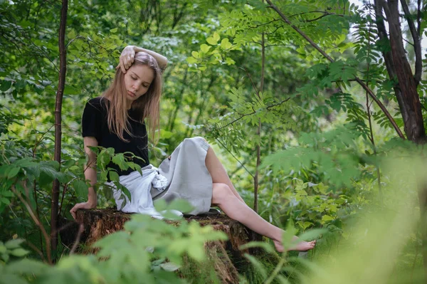 Praktijk van meditatie en interactie met de natuur. Meisje in groen bos — Stockfoto