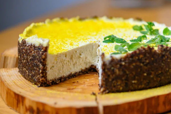 Torta vegana alle noci. Crostata di anacardi al lime e cioccolato — Foto Stock