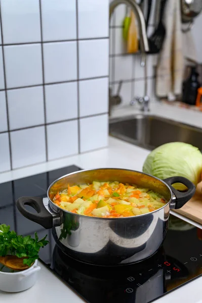 Cozinhar sopa de legumes brilhante no fogão — Fotografia de Stock