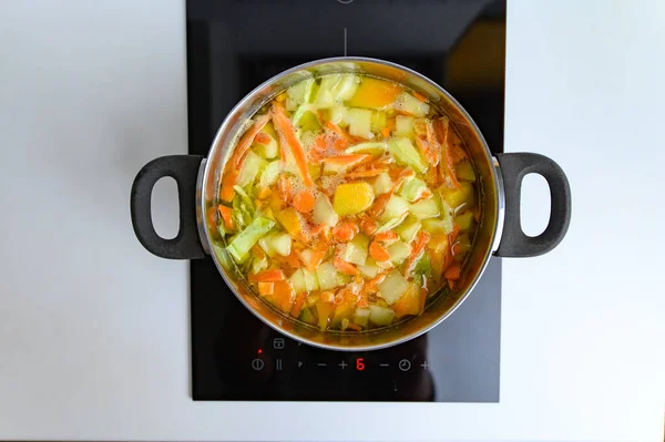 Cozinhar sopa de legumes brilhante no fogão — Fotografia de Stock