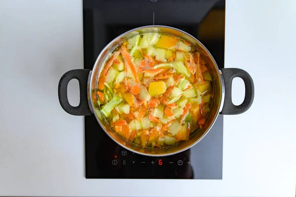 Cocinar sopa de verduras brillantes en la estufa — Foto de Stock