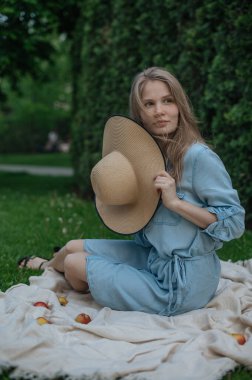 Parkta piknikte şapkalı romantik kız.