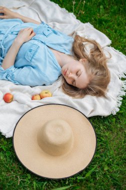 Parkta piknikte şapkalı romantik kız.