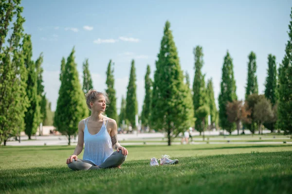 Jóga edzés és meditáció a szabadban. Lány a parkban — Stock Fotó