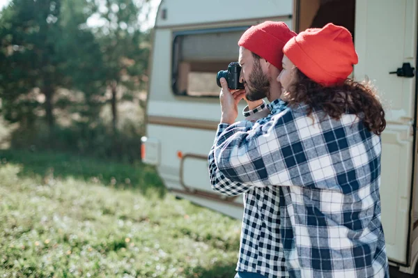 Romantiskt par med kamera i naturen nära husvagnen hemma. — Stockfoto