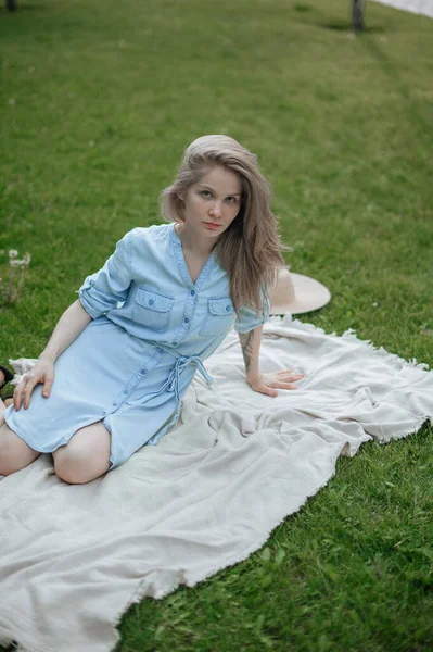 Romantisches Mädchen mit Hut beim Picknick im Park — Stockfoto