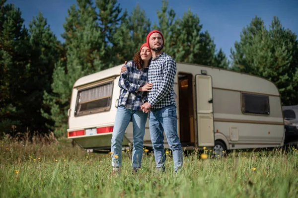 Couple romantique passe du temps ensemble près de la maison de caravane. Voyager avec un camping-car. — Photo