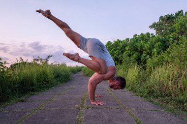 Erkek, dışarıda yoga ve meditasyon pratiği yapıyor.