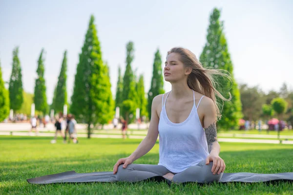 Jóga edzés és meditáció a szabadban. Lány a parkban — Stock Fotó