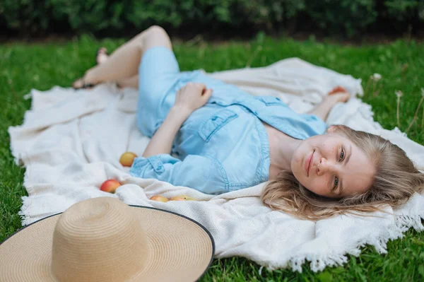 La ragazza sogna un nuovo appartamento. Ragazza romantica con cappello su picnic nel parco. — Foto Stock