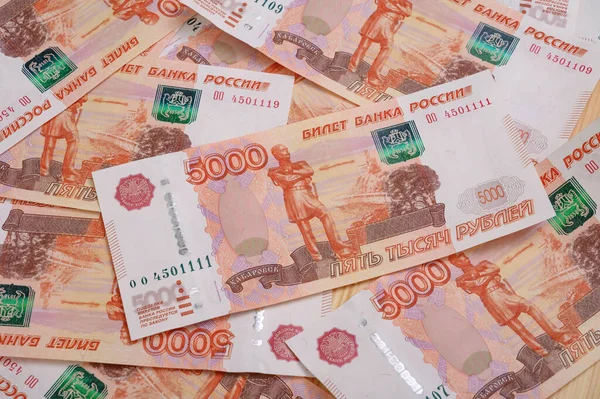 5000 rubli w tle. Banknoty rosyjskie pod różnymi kątami. — Zdjęcie stockowe