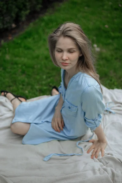 Das Mädchen träumt von einer neuen Wohnung. Romantisches Mädchen mit Hut beim Picknick im Park. — Stockfoto