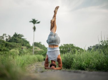 Erkek, dışarıda yoga ve meditasyon pratiği yapıyor.