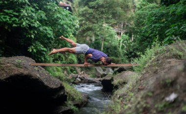 Erkek, dışarıda yoga ve meditasyon pratiği yapıyor.
