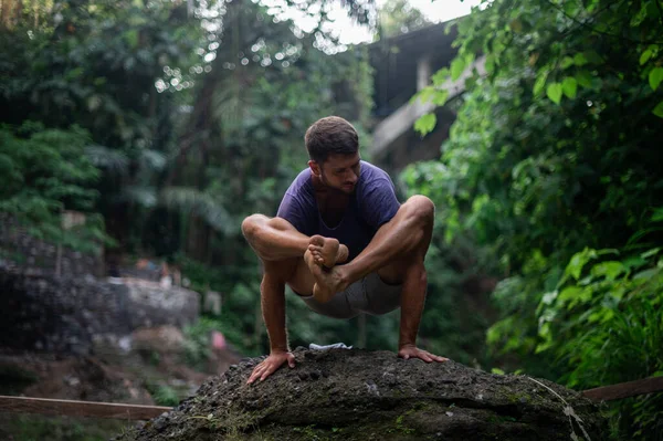 De mens beoefent Yoga oefening en meditatie buiten — Stockfoto