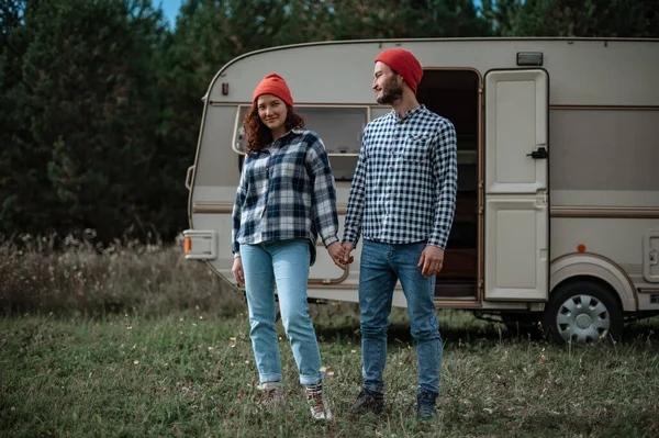 Couple romantique passe du temps ensemble près de la maison de caravane. Voyager avec un camping-car. — Photo