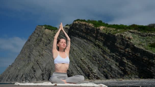 Yoga prática e meditação ao ar livre. Menina no cais no fundo do mar — Vídeo de Stock
