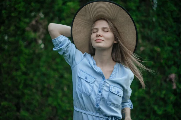 Das Mädchen träumt von einer neuen Wohnung. Romantisches Mädchen mit Hut beim Picknick im Park. — Stockfoto