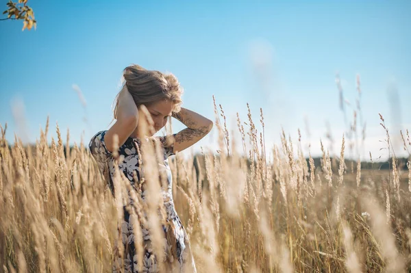 Schoonheid Romantisch Meisje Buiten. Mooi tienermodel meisje gekleed in casual jurk op het veld in zonlicht. Glow Sun, zonneschijn — Stockfoto