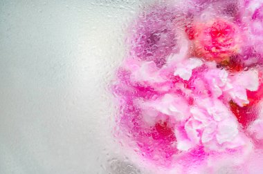 Su damlalarının altında soyut çiçek buketi arkaplanı