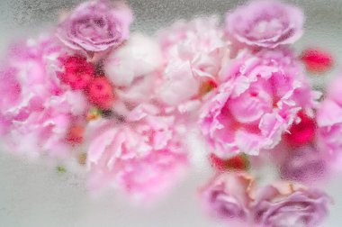 Su damlalarının altında soyut çiçek buketi arkaplanı