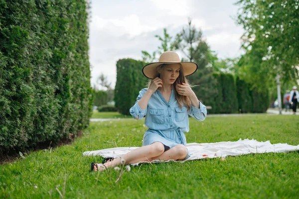 Romantic girl with hat on picnic in park — Stock Photo, Image