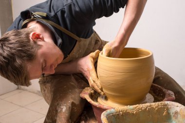 Çömlekçinin elleri, toprak kavanozu yaratıyor.