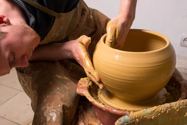 Handen van een pottenbakker, het creëren van een aarden kruik — Stockfoto