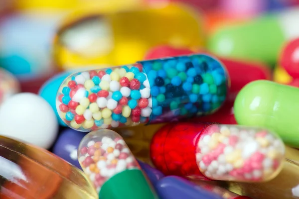 Pastillas aisladas sobre fondo blanco — Foto de Stock