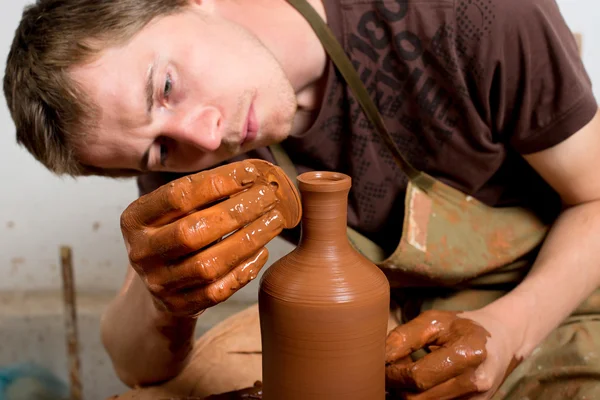 陶芸家の手で土瓶を作り — ストック写真
