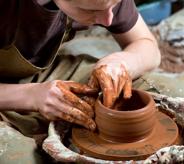 Mani di un vasaio, creando un vaso di terra — Foto Stock