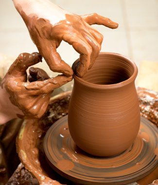 Çömlekçinin elleri, toprak kavanozu yaratıyor.