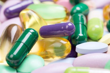 Beyaz arka planda izole edilmiş haplar