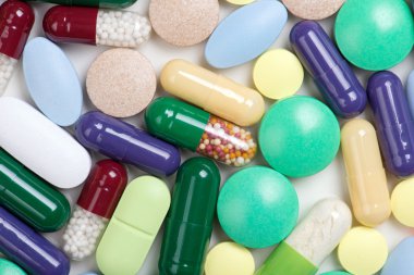 Beyaz arka planda izole edilmiş haplar