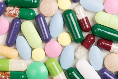 Beyaz arka planda izole edilmiş haplar