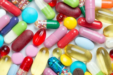 Beyaz arka planda izole edilmiş haplar