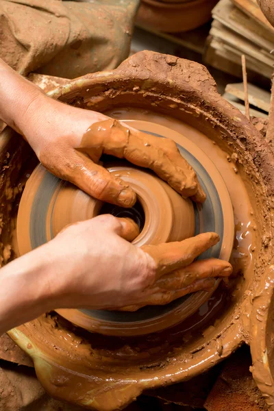 Handen van een pottenbakker, het creëren van een aarden kruik — Stockfoto