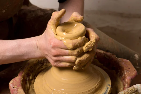 Mani di un vasaio, creando un vaso di terra — Foto Stock