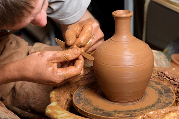 Mani di un vasaio, creando un vaso di terra — Foto Stock