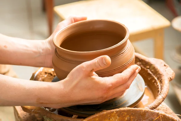 Manos de un alfarero, creando un frasco de barro — Foto de Stock