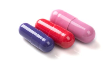 Beyaz arka planda izole edilmiş haplar