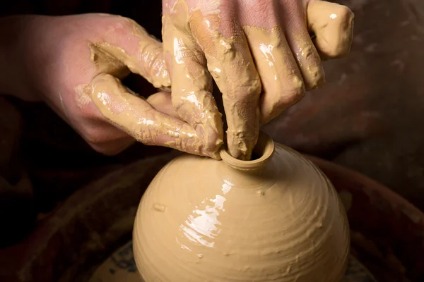 Handen van een pottenbakker, het creëren van een aarden kruik — Stockfoto