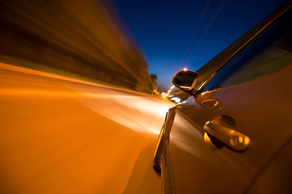 Auto in beweging bij nacht — Stockfoto