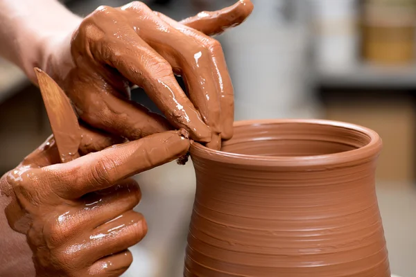 陶工的手，创造一个陶罐， — 图库照片