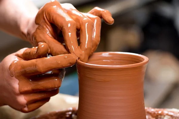 Handen van een pottenbakker, het creëren van een aarden kruik — Stockfoto