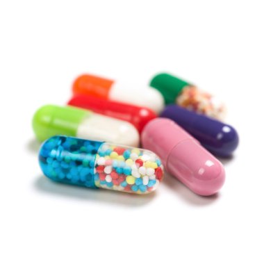 Beyaz arka planda izole edilmiş haplar