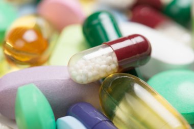 Beyaz arka planda izole edilmiş haplar