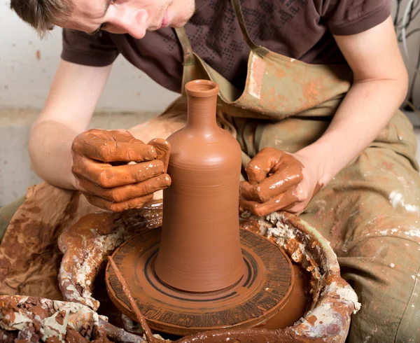 Manos de un alfarero, creando un frasco de barro — Foto de Stock