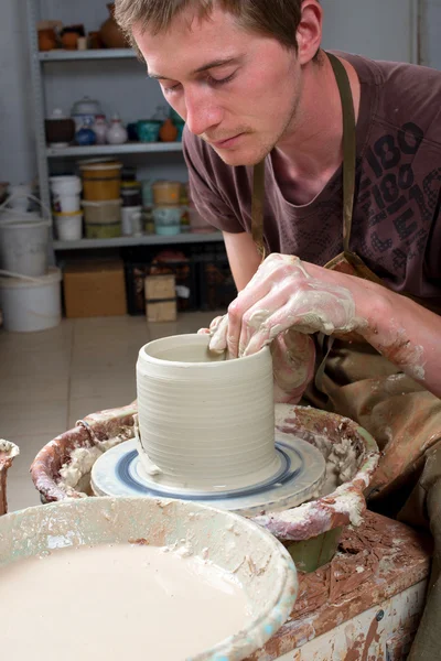 Mani di un vasaio, creando un vaso di terra — Foto Stock